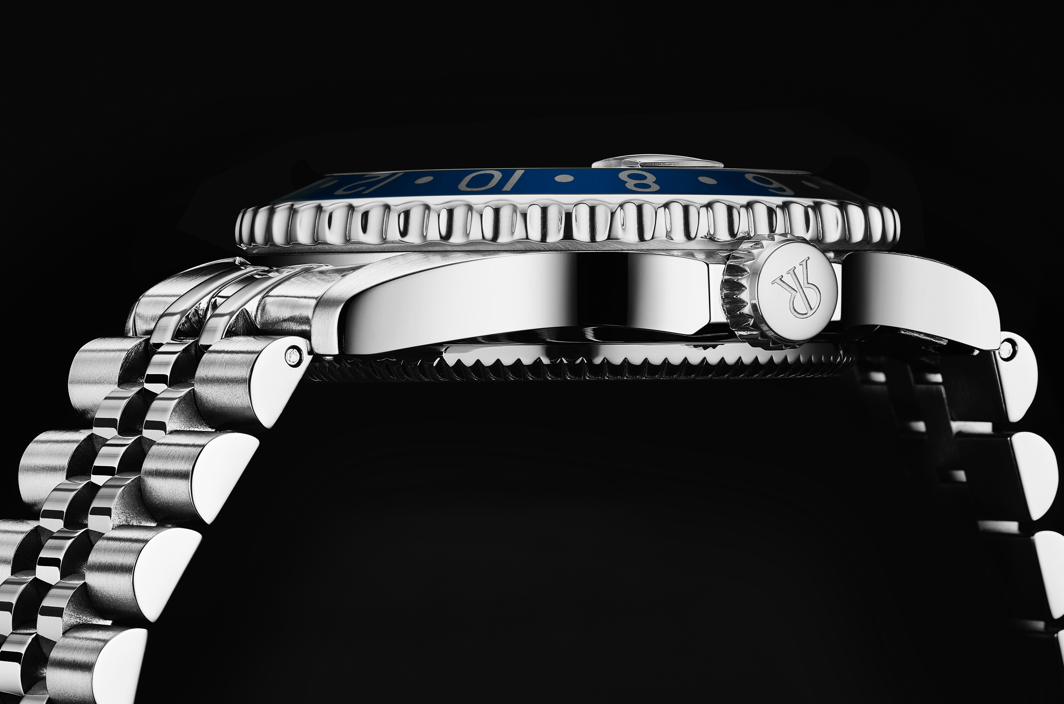Pre-owned Revue Thommen Men's 'diver' Gmt Black Dial Black & Blue Bezel Watch 17572.2233