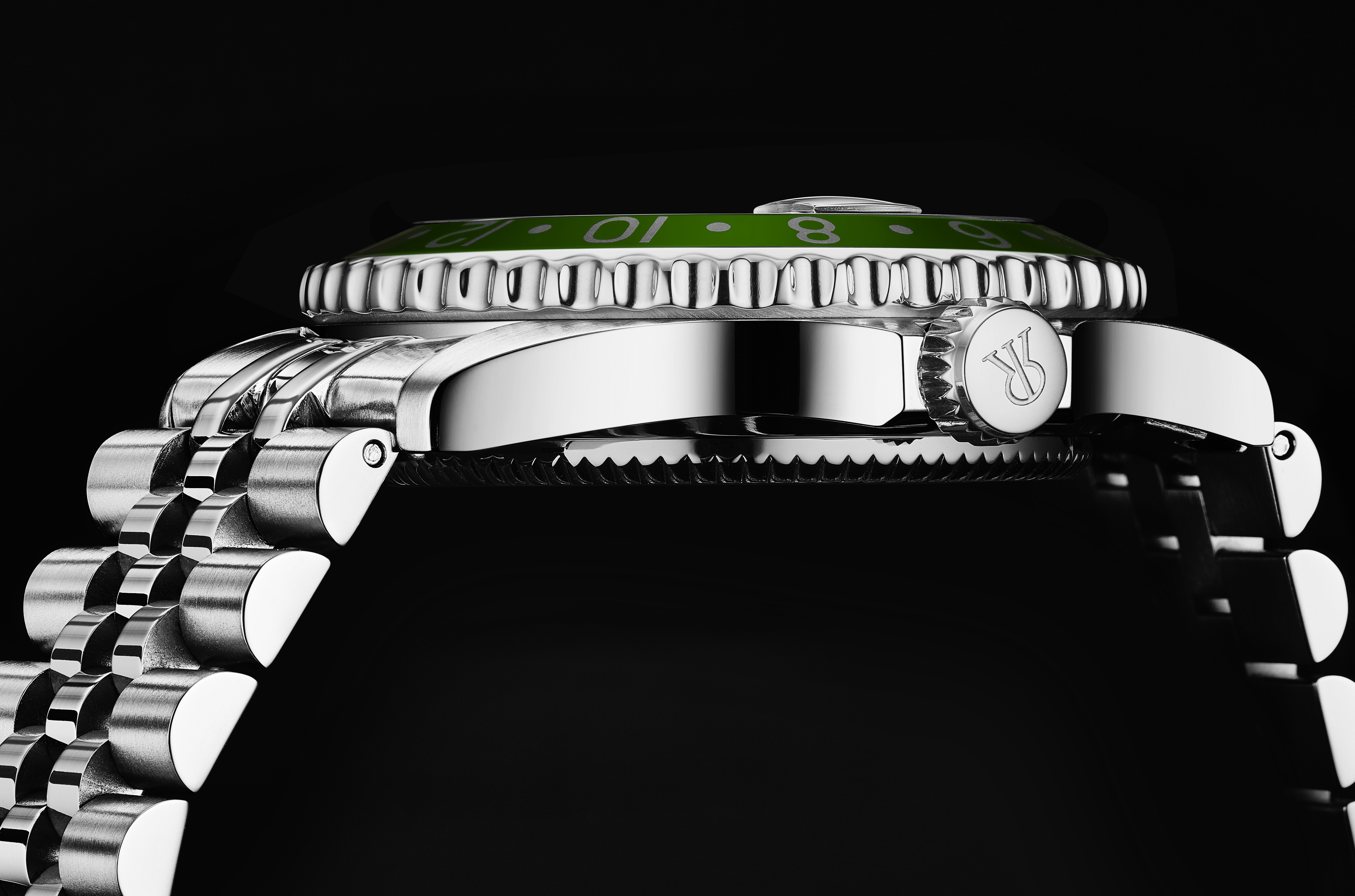 Pre-owned Revue Thommen Men's 'diver' Gmt Black Dial Green Bezel Watch 17572.2234