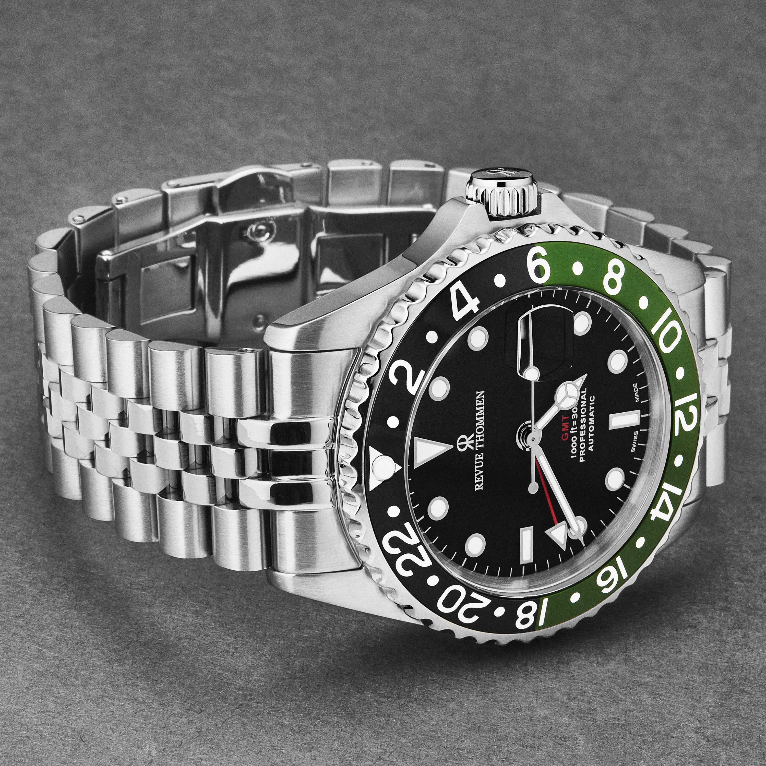 Pre-owned Revue Thommen Men's 'diver' Gmt Black Dial Black & Green Bezel Watch 17572.2238